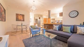 Deluxe Apartment, 2 Bedrooms, Non Smoking | Living room