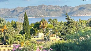 A coastal landscape with a view of the sea and mountains in the background. - Vacation Villa with Pool and Breathtaking Ocean Views, Last-Minute Deal for September 2026 (Alcudia)