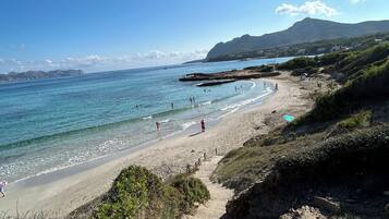 Una spiaggia nelle vicinanze, lettini da mare