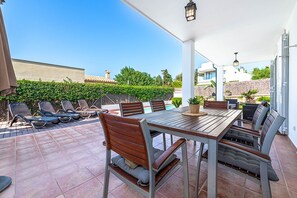 Outdoor dining - Vacation villa with pool breathtaking sea view last minute June / July 2026 (Alcudia)