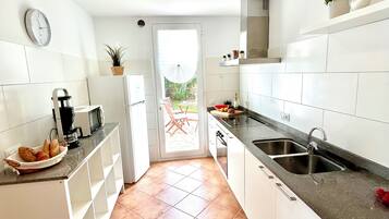 Een koelkast, een microgolfoven, een oven, een kookplaat