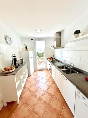 Réfrigérateur, four à micro-ondes, un four, surface de cuisson