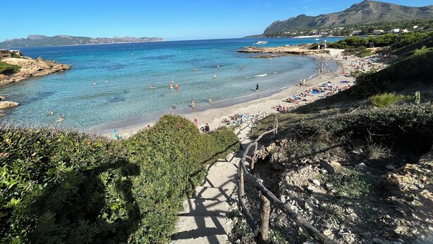 A coastal beach with clear waters, rocky outcrops, and a path leading to the shore. - Vacation Villa with Pool and Breathtaking Ocean Views, Last-Minute Deal for September 2026 (Alcudia)