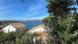 A coastal view with houses, a clear sky, and a distant mountain range. - Vacation Villa with Pool and Breathtaking Ocean Views, Last-Minute Deal for September 2026 (Alcudia)