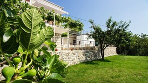 A modern house with a stone wall and a balcony. - Stone house with  pool (Donje Sitno)