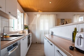 Frigorífic, microones, forn i placa de cuina 