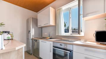 Een koelkast, een magnetron, een oven, een kookplaat