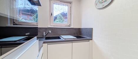 Kjøleskap, mikrobølgeovn, ovn og oppvaskmaskin