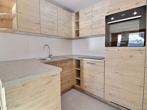 Réfrigérateur, four, lave-vaisselle, cafetière/bouilloire