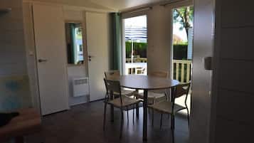 Mobile Home (Savannah) | In-room dining