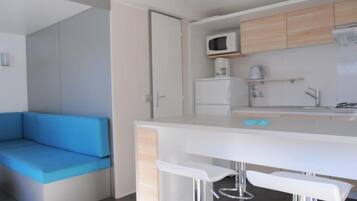 Mobile Home (Premium) | Living area | Flat-screen TV