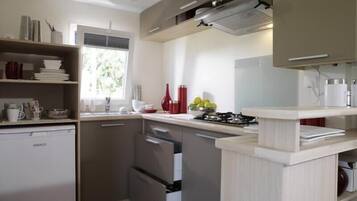 Mobile Home (Savannah) | Private kitchen | Full-sized fridge, microwave, stovetop, electric kettle