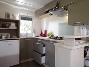 Mobile Home (Savannah) | Private kitchen | Full-size fridge, microwave, stovetop, electric kettle