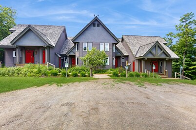 Ski-in/ski-out townhome with great views & deluxe resort amenities