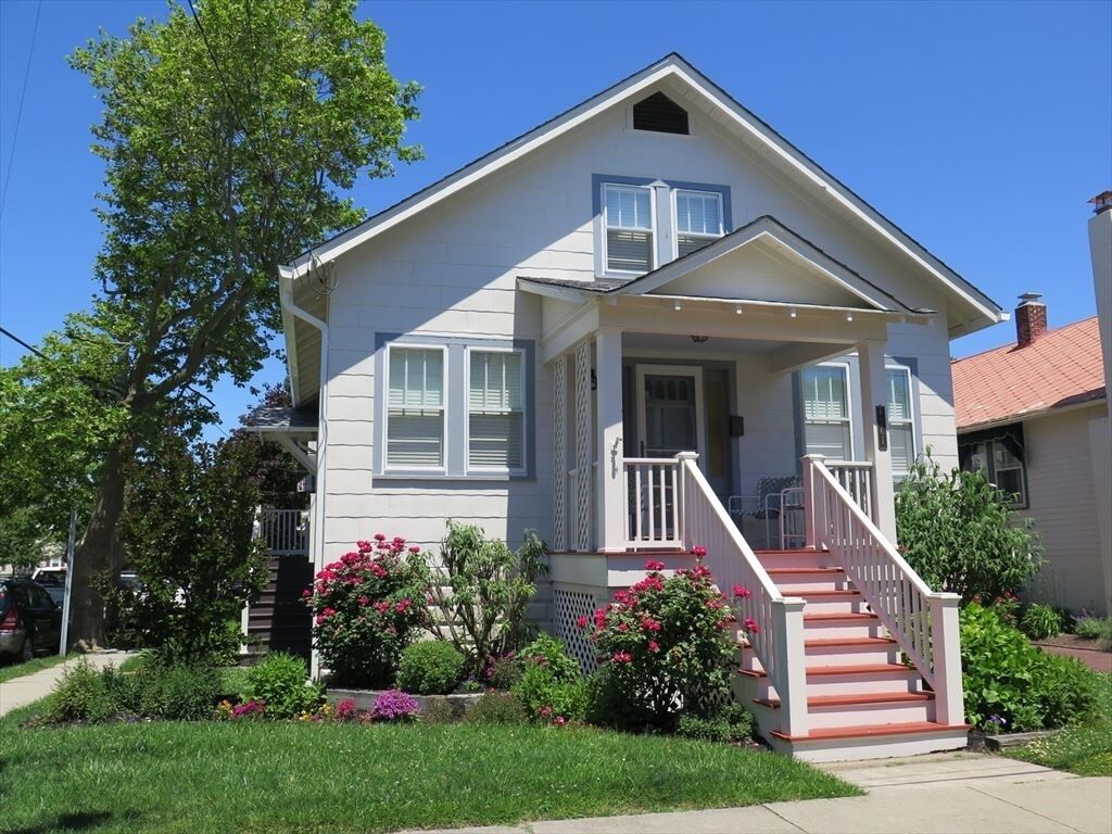 2 Blocks to Beach & Shopping. 4 Bedrooms, Sleeps 8 Guests.
