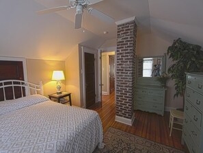 4 bedrooms, iron/ironing board, WiFi - 2 Blocks to Beach & Shopping. 4 Bedrooms, Sleeps 8 Guests. (Cape May)