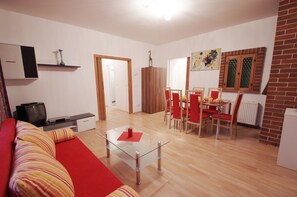 Basic Apartment, 3 Bedrooms, City View | Living room | TV - Raisa Apartments (Pressbaum)