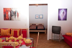 Basic Apartment, 2 Bedrooms, Terrace, City View (Top 6) | Individually decorated, individually furnished, iron/ironing board - Raisa Apartments (Pressbaum)
