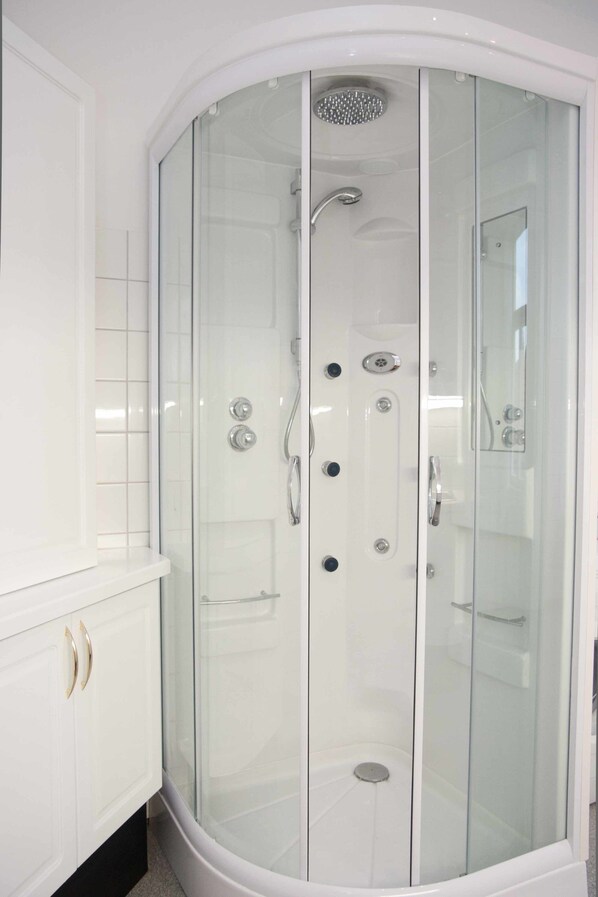 Basic Apartment, 2 Bedrooms, Terrace, City View (Top 5) | Bathroom shower