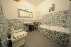 Apartment, 1 Schlafzimmer | Badezimmer | Badewanne und Dusche (separat), Haartrockner, Handtücher