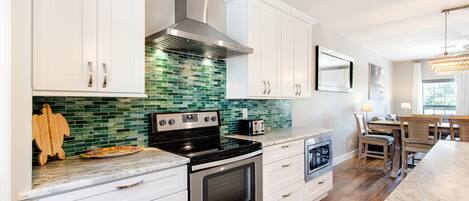 ثلاجة، ميكروويف، فرن، موقد طهي مسطح