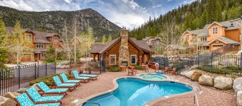 Condo au rez-de-chaussée avec table de billard partagée et piscine extérieure / bain à remous - Chiens ok!