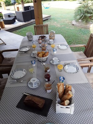 Free daily continental breakfast