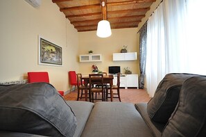 Appartement, 2 chambres | Salle de séjour | Téléviseur à écran plat