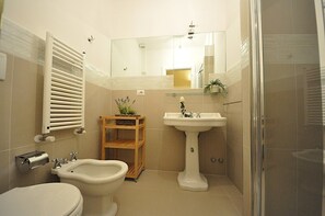 Leilighet, 2 soverom | Bad | Dusj, hårføner og håndklær