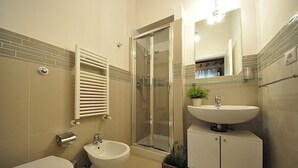 Apartament, 2 dormitoris | Bany | Dutxa, assecador de cabells i tovalloles 