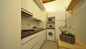 Apartament, 2 dormitoris | Cuina privada | Cafetera i tetera, frigorífic, microones i placa de cuina 