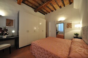 Appartement, 2 chambres | 2 chambres, fer et planche à repasser, accès au Wi-Fi (inclus)
