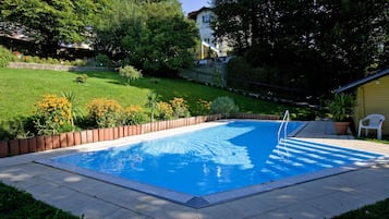 Sæsonbestemt udendørs pool, parasoller, liggestole