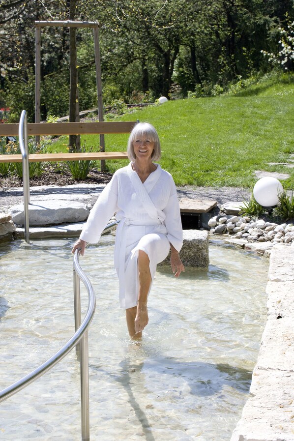 Alberca al aire libre por temporada y sombrillas en la alberca