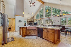 冷蔵庫、電子レンジ、オーブン、コンロ