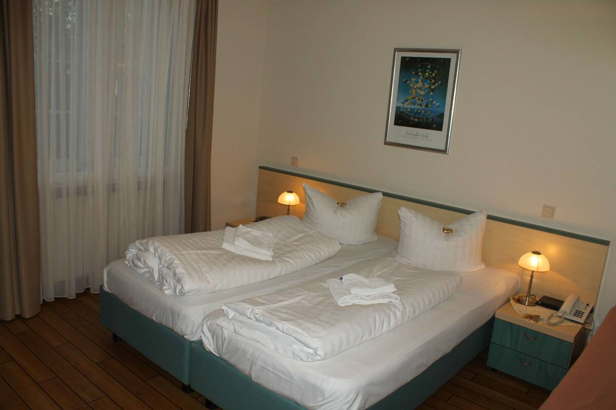 single room | hypo-allergenic bedding, desk, blackout curtains, soundproofing