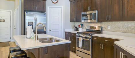 Kjøleskap, mikrobølgeovn, ovn og kokeplater