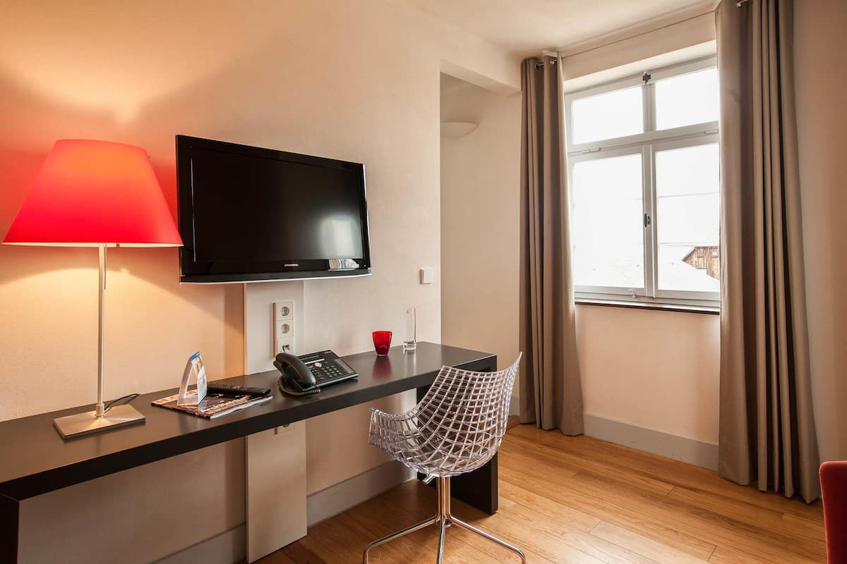 Suite | Living area | Flat-screen TV