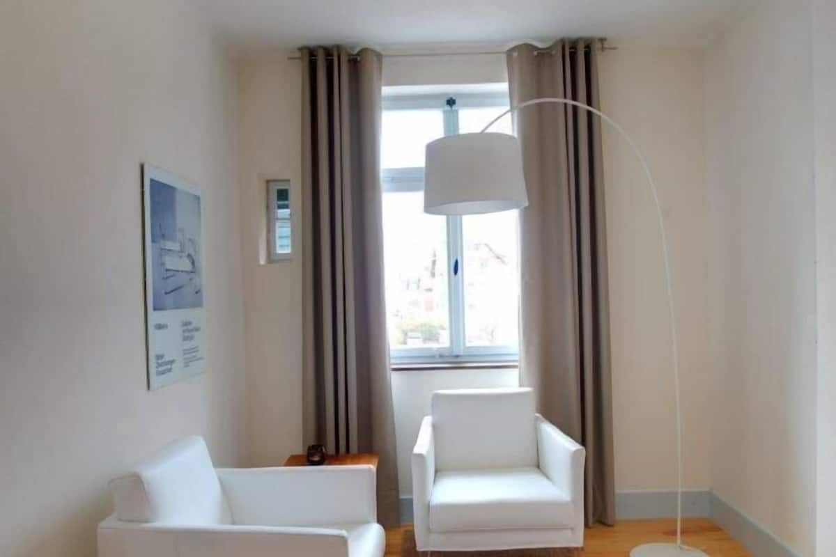 suite | living area | flat-screen tv