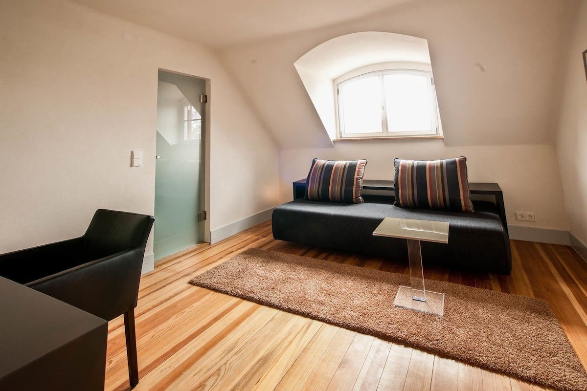 suite | living area | flat-screen tv