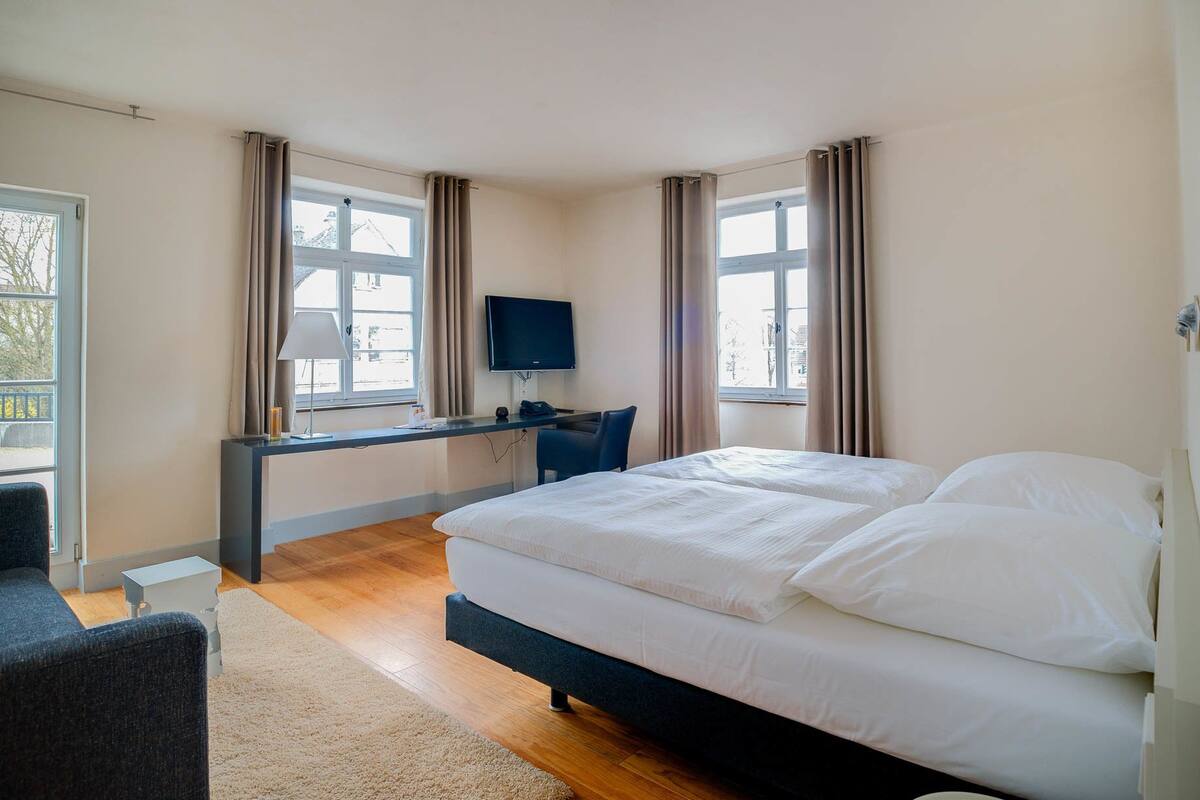 standard double room | desk, cots/infant beds, rollaway beds, free wifi