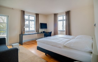 Quarto casal standard | Escrivaninha, berços (sobretaxa), camas extras/dobráveis (sobretaxa)
