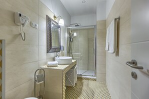 Rom – standard, 1 queensize-seng, ikke-røyk | Bad | Dusj, toalettartikler (inkludert), hårføner og håndklær