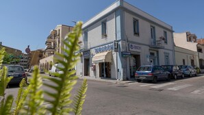 A building with a storefront labeled "Tabacco" and a sign for "TOCCCHI". - Casa Solmes Rooms (Olbia)