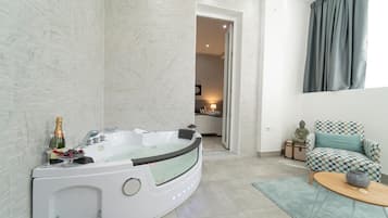 Exclusive-huone | Kylpyhuone | Ilmaiset hygieniatuotteet, hiustenkuivaaja, bidee, pyyhkeet