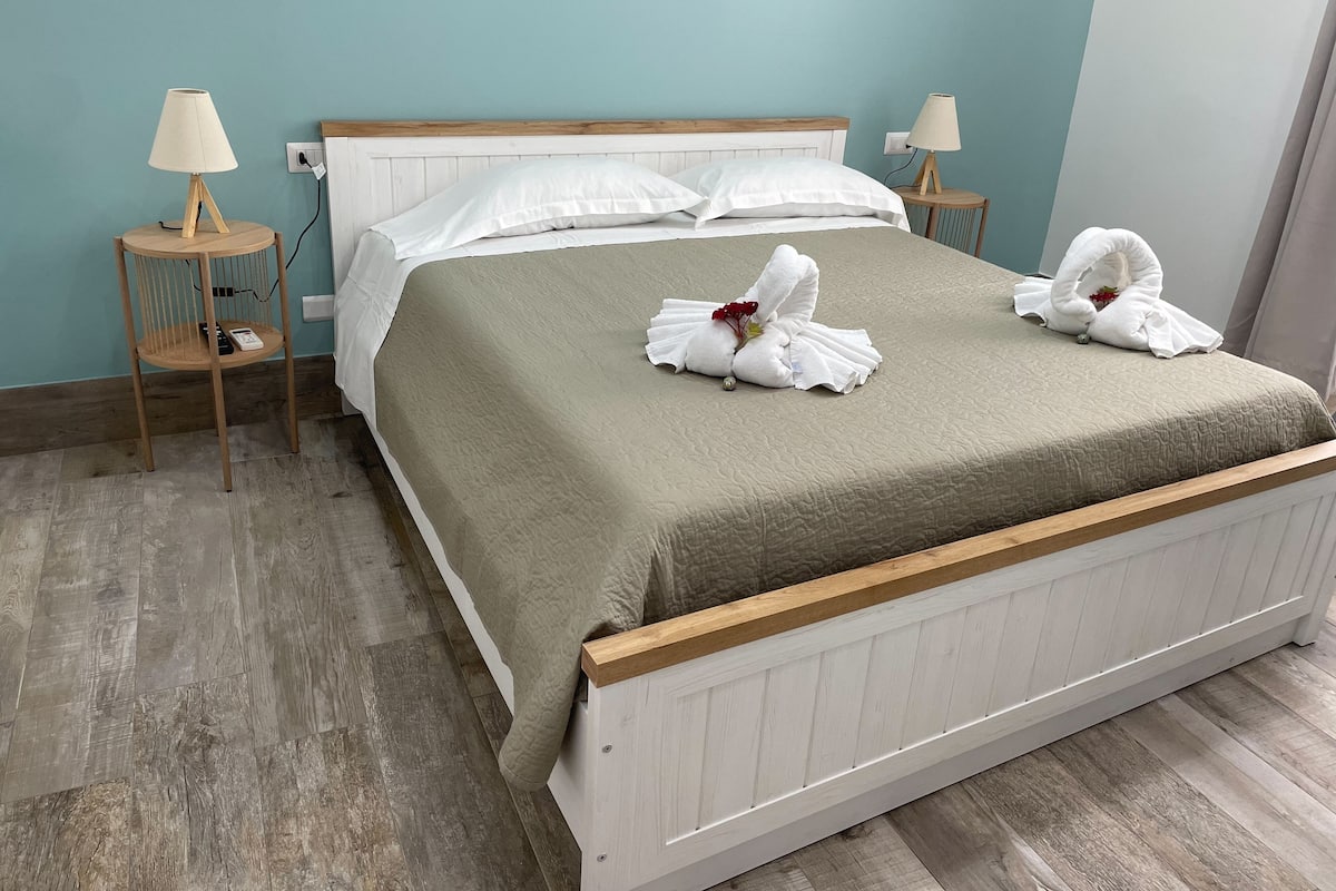 1 bedroom, in-room safe, blackout curtains, soundproofing