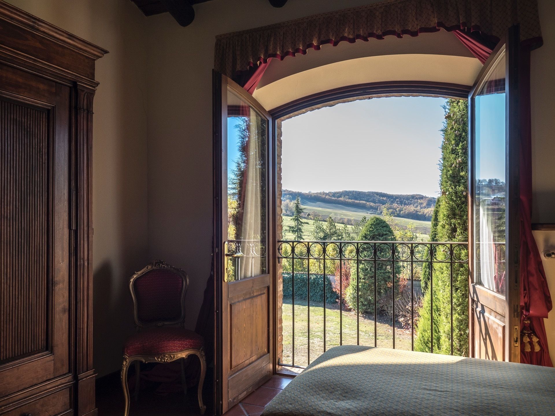 Egyptian cotton sheets, premium bedding, soundproofing