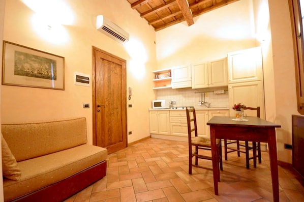 Studio | Essbereich im Zimmer