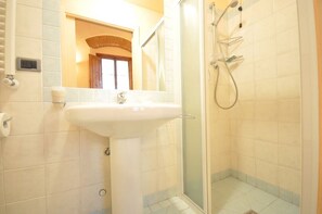 Studio | Badezimmer | Dusche, Haartrockner, Handtücher