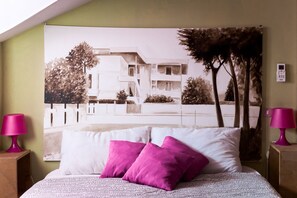 Vierpersoonskamer, privébadkamer (Esther) | Individueel gedecoreerd, individueel gemeubileerd